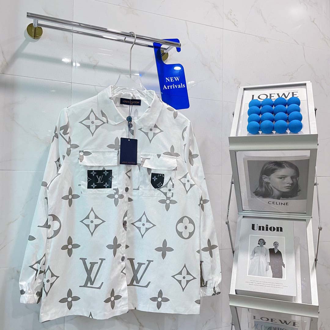 Camiseta Louis Vuitton d'occasion pour 395 EUR in Sevilla sur WALLAPOP