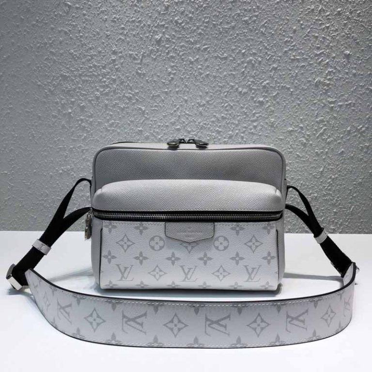 Bolso Louis Vuitton Outdoor Messenger Monogram Antarctica Taigarama
