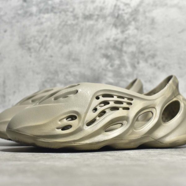 Adidas Yeezy Foam RNNR STONE SALT